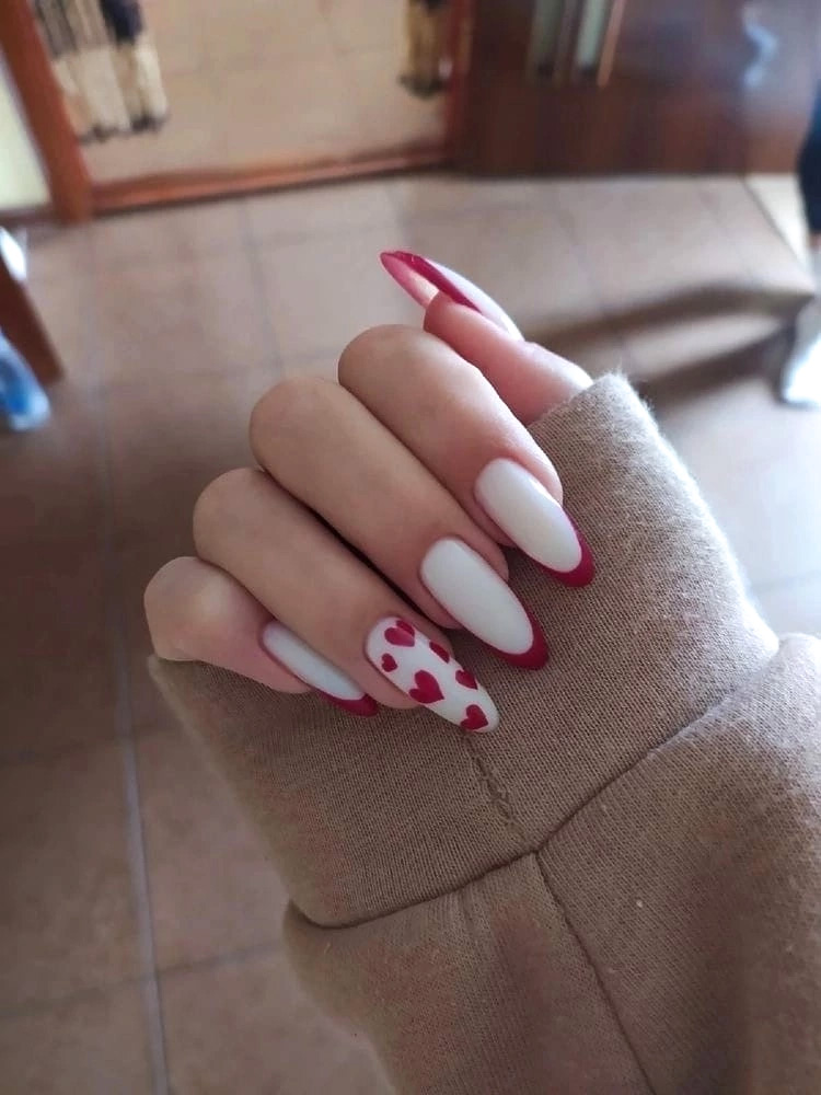 unghii albe cu inimioare rosii