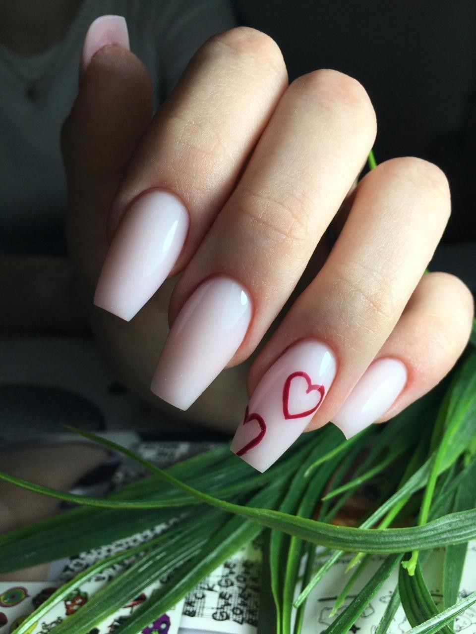 modele unghii cu inimioare rosii
