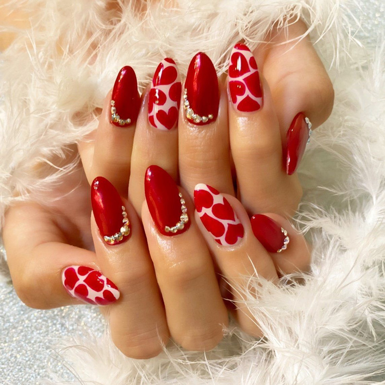 unghii cu gel cu inimioare rosii