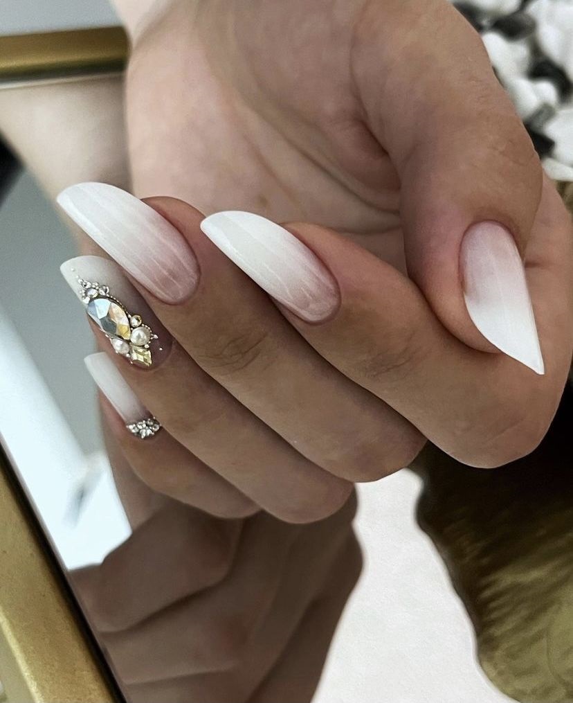 unghii alb laptos modele