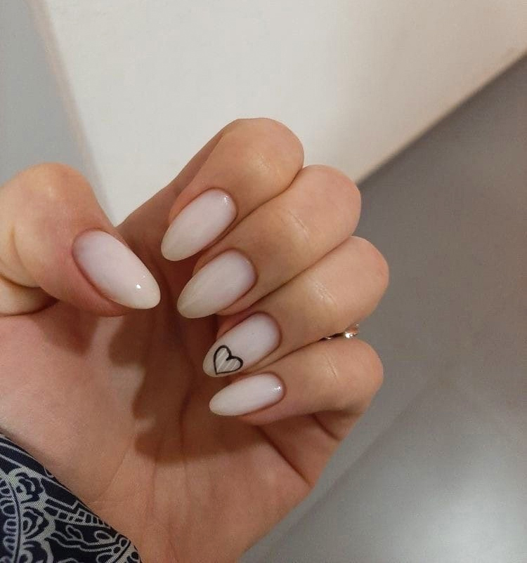 modele unghii alb laptos migdala